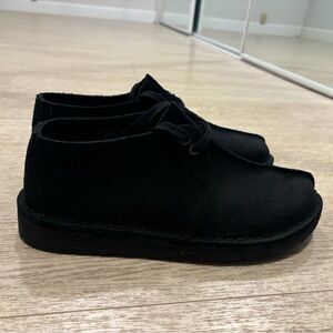 Clark’s men’s black suede desert trek chukka boot